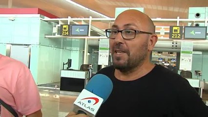 Tải video: Cancelaciones en decenas de vuelos y retrasos de hasta 10 horas provocaron la crispación ayer en El Prat