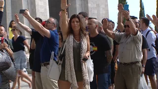 Luis Alfonso de Borbón, aclamado por ultraderechistas en el Valle de los Caídos