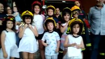 La niña de ocho años que fue rescatada de un octavo piso visita a los bomberos