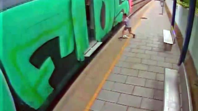 3.000 grafitis empapelan los trenes de Cataluña