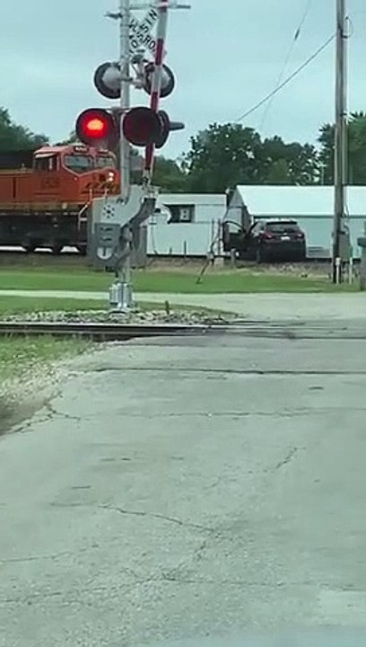 Ils abandonnent leur voiture sur les rails du train avant son passage !