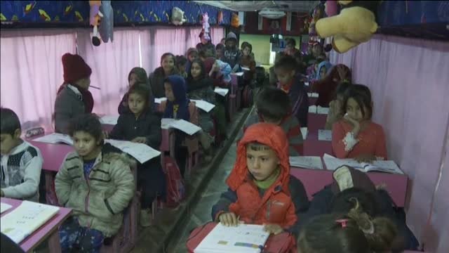 Una escuela ambulante en un autobús devuelve la esperanza a niños iraquíes
