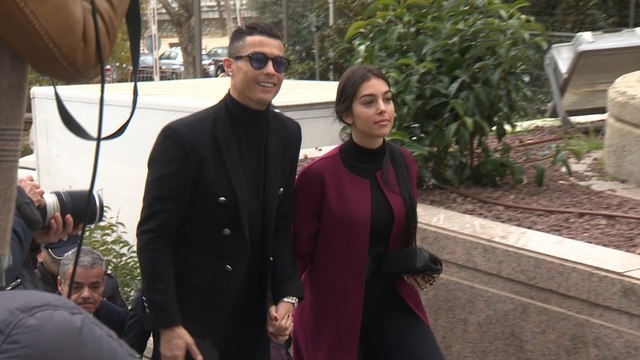 Cristiano Ronaldo hace el 'paseíllo' junto a Georgina