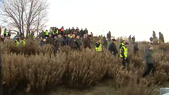 Los taxistas logran cortar brevemente la M-40 ante la estrecha vigilancia de la Policía