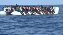 Un centenar de migrantes siguen a la deriva en el Mediterráneo 24 horas después de pedir ayuda