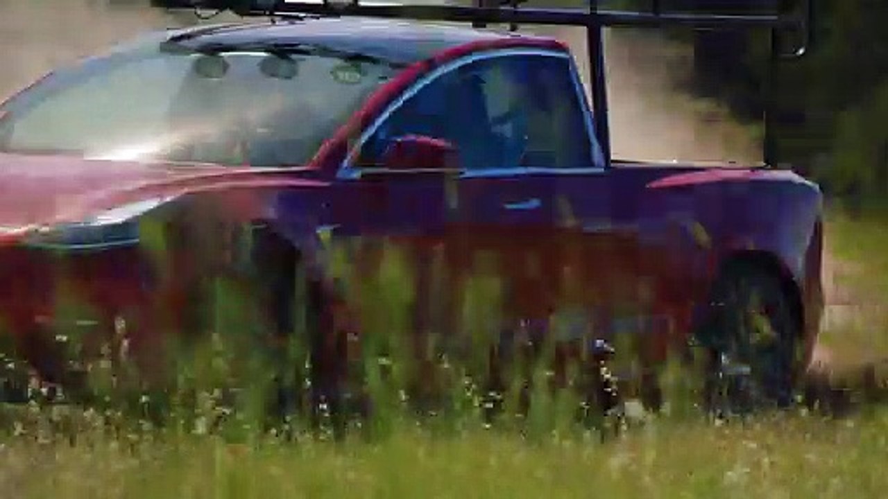 Elle transforme sa TESLA... en PickUp !