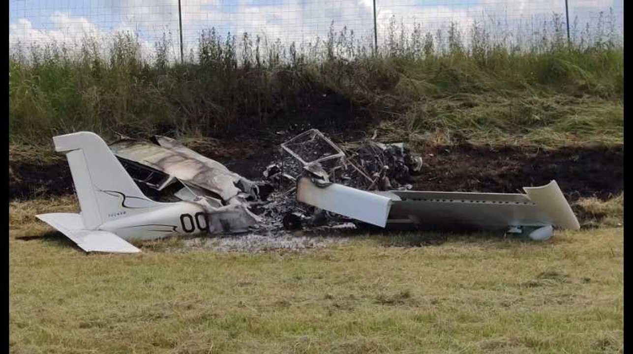 Un petit avion se crashe et prend feu sur le bord de l’autoroute E40