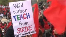 Multitudinaria manifestación en Los Angeles en apoyo al sindicato de profesores
