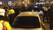 Un Uber sale escoltado por la Guardia Urbana durante la huelga de taxistas