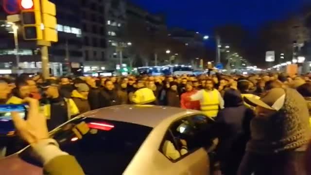 Incidentes en el primer día de huelga de taxis en Barcelona