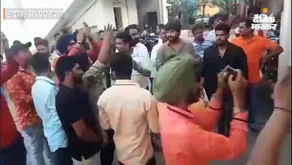 छेड़खानी की घटना पर थाने में हंगामा