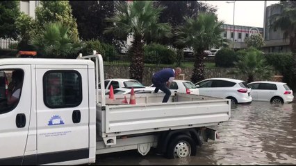 Gölete dönen yolda araçlar mahsur kaldı - BURSA