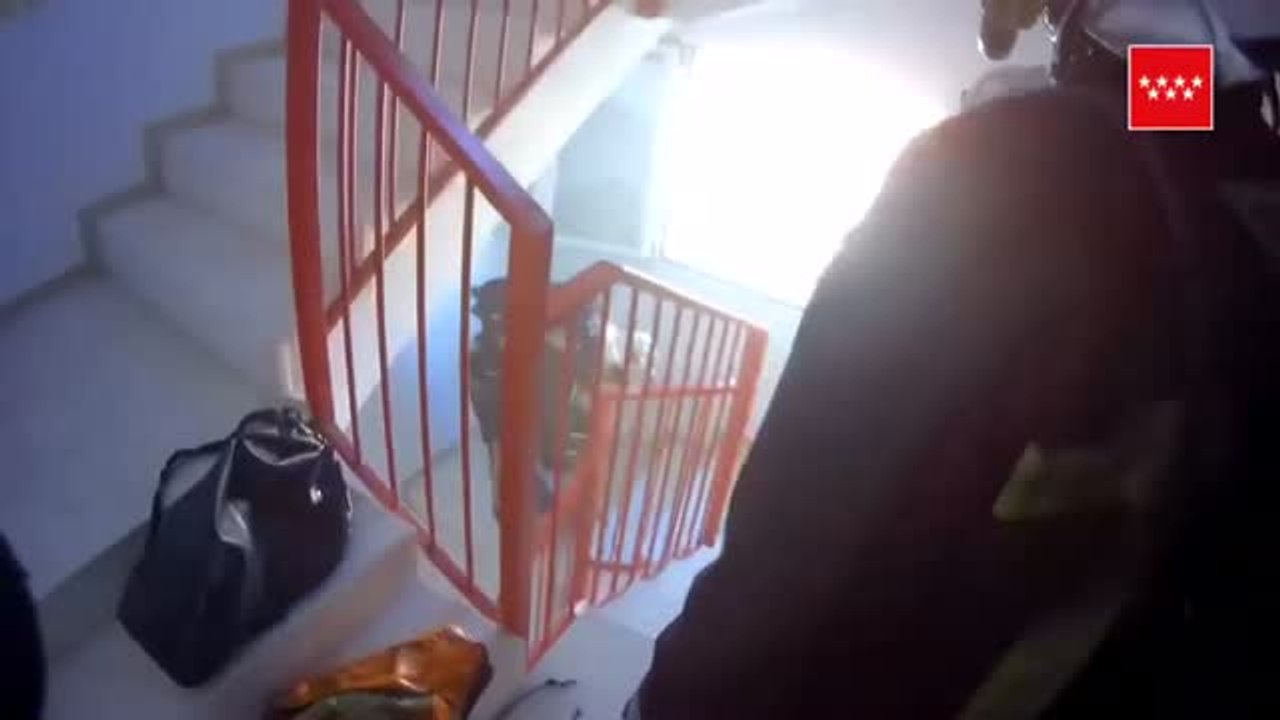 Los bomberos de Arganda salvan la vida de una mujer atrapada por el fuego en una vivienda de Rivas