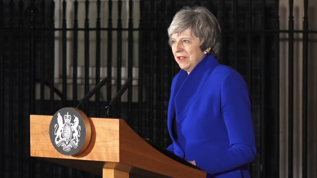 May busca salvar el Brexit tras sobrevivir a la moción de censura