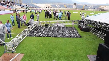 Fırtına nedeniyle mezuniyet töreni için kurulan platform çöktü - KARABÜK