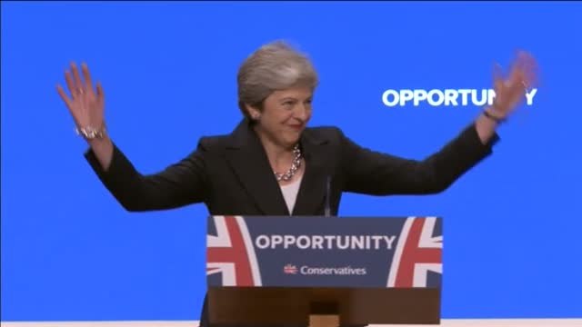 La primera ministra británica baila al ritmo de ABBA en el congreso de su partido