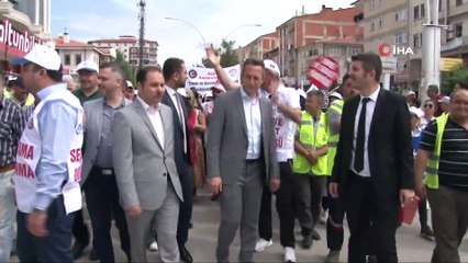 'Emek ve Adalet Yürüyüşü'nde otobüs üzerindeki yazılar dikkat çekti