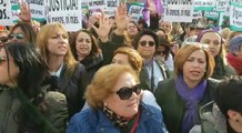 Miles de personas se concentran ante el Parlamento andaluz