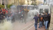 Cientos de profesores se enfrentan a la Policía griega en una jornada de huelga educativa