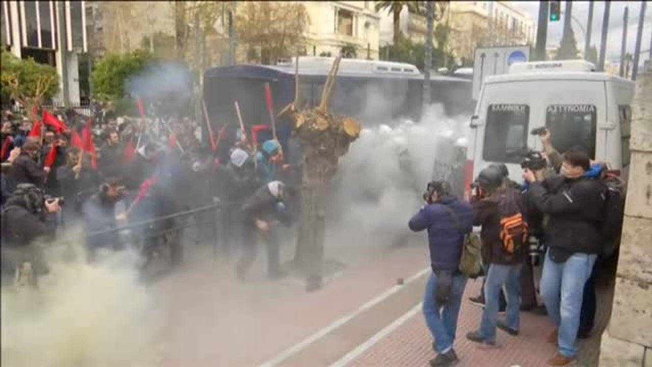 Cientos de profesores se enfrentan a la Policía griega en una jornada de huelga educativa