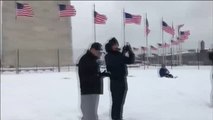 El Monumento a Washington se convierte en el escenario de una guerra de bolas de nieve