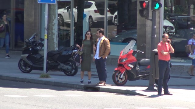 Bustamante y Yana Olina, como una pareja de la mano pasean su amor