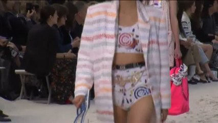 Desfile en la "playa" de París