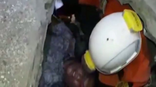Equipos de rescate trabajan día y noche para localizar supervivientes en Indonesia