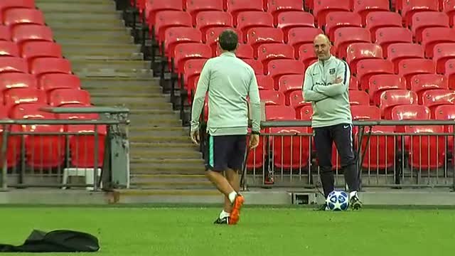 El Barcelona prueba el césped de Wembley