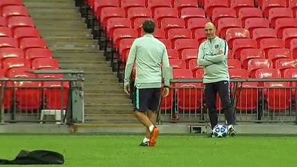 El Barcelona prueba el césped de Wembley