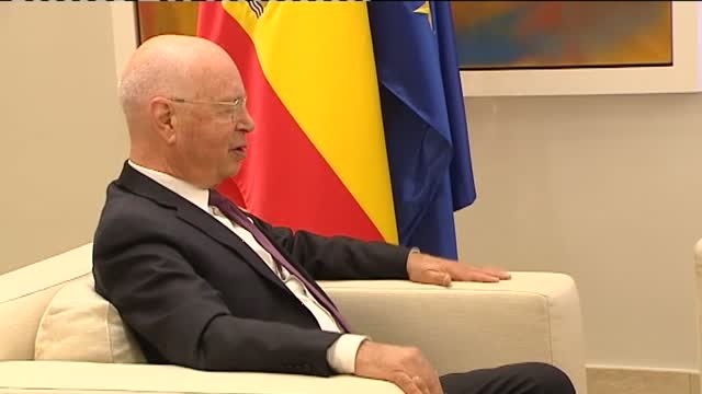 Pedro Sánchez recibe en Moncloa al fundador del Foro Davos