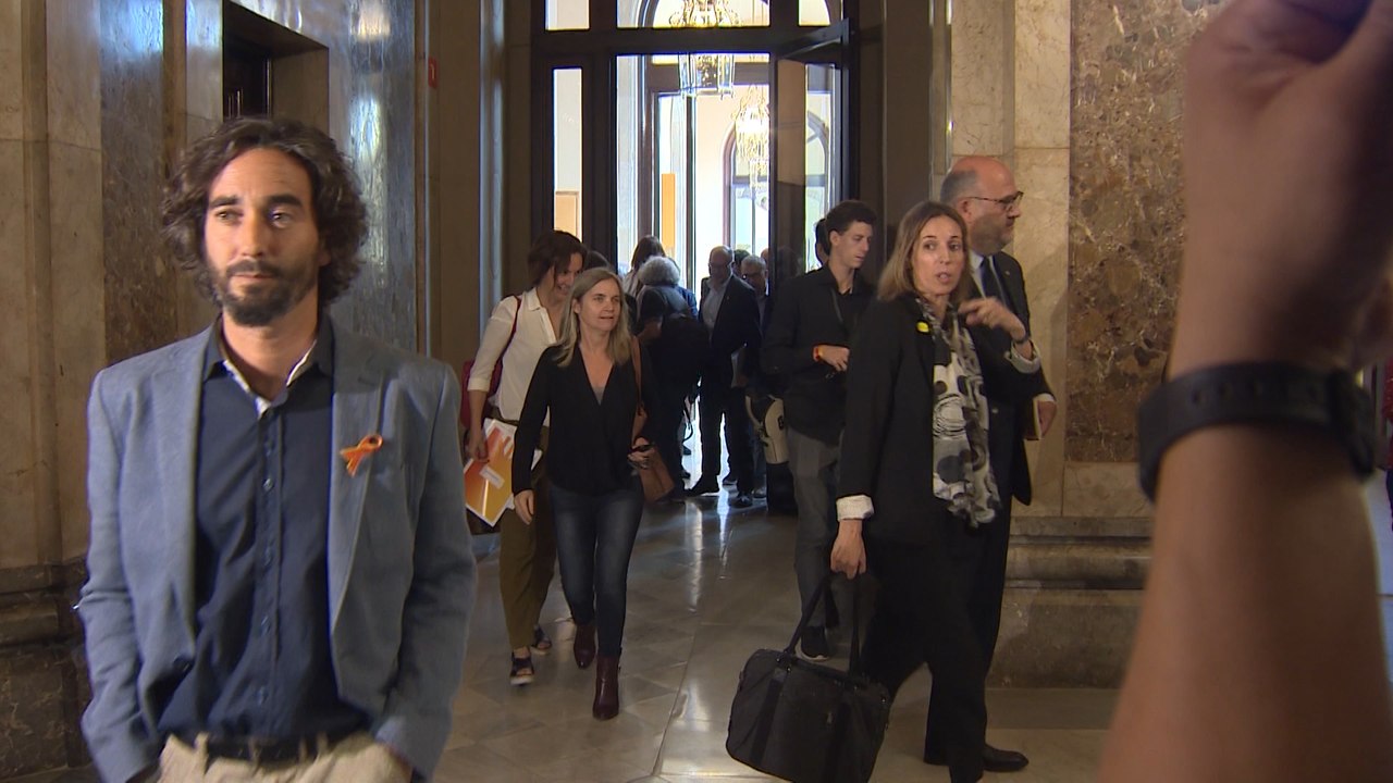 Diputados catalanes entran al Parlament para votar