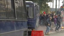 La policía griega responde con gases lacrimógenos una protesta de profesores en Atenas