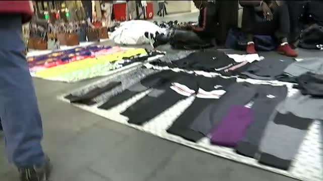 Los manteros del vestíbulo de la estación de Plaza Catalunya vuelven cada vez que son desalojados