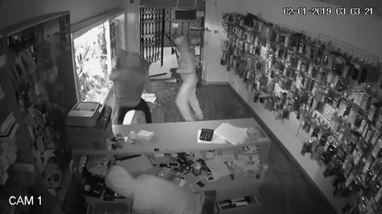 Espectacular robo en una tienda de móviles de Vic, en Barcelona