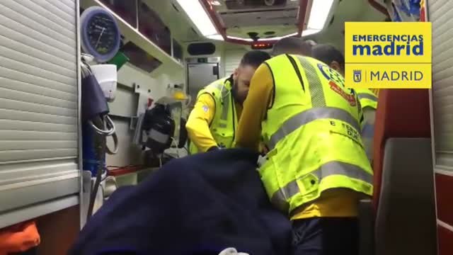 Una joven da a luz en la calle mientras esperaba un taxi