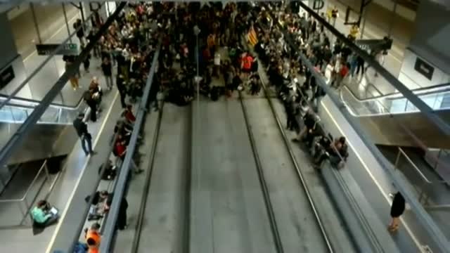 El 1-O deja cortes el AVE, la toma de edificios oficiales para retirar la bandera de España y enfrentamientos con la Policía