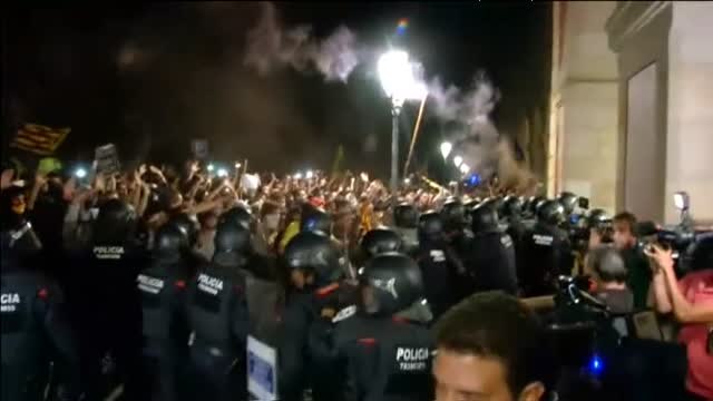 El aniversario del 1-O se salda con incidentes con los CDR y 20 Mossos heridos