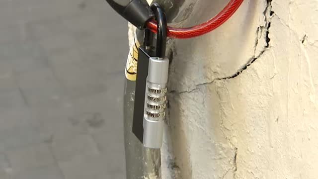 El comando loctite, contra los candados en los que se dejan las llaves de los pisos turísticos