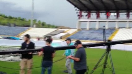 Mezuniyet töreni için kurulan konser sahnesi yıkıldı: 2 yaralı