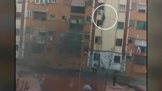 Los bomberos de Badalona denuncian falta de medios en el incendio que calcinó un edificio