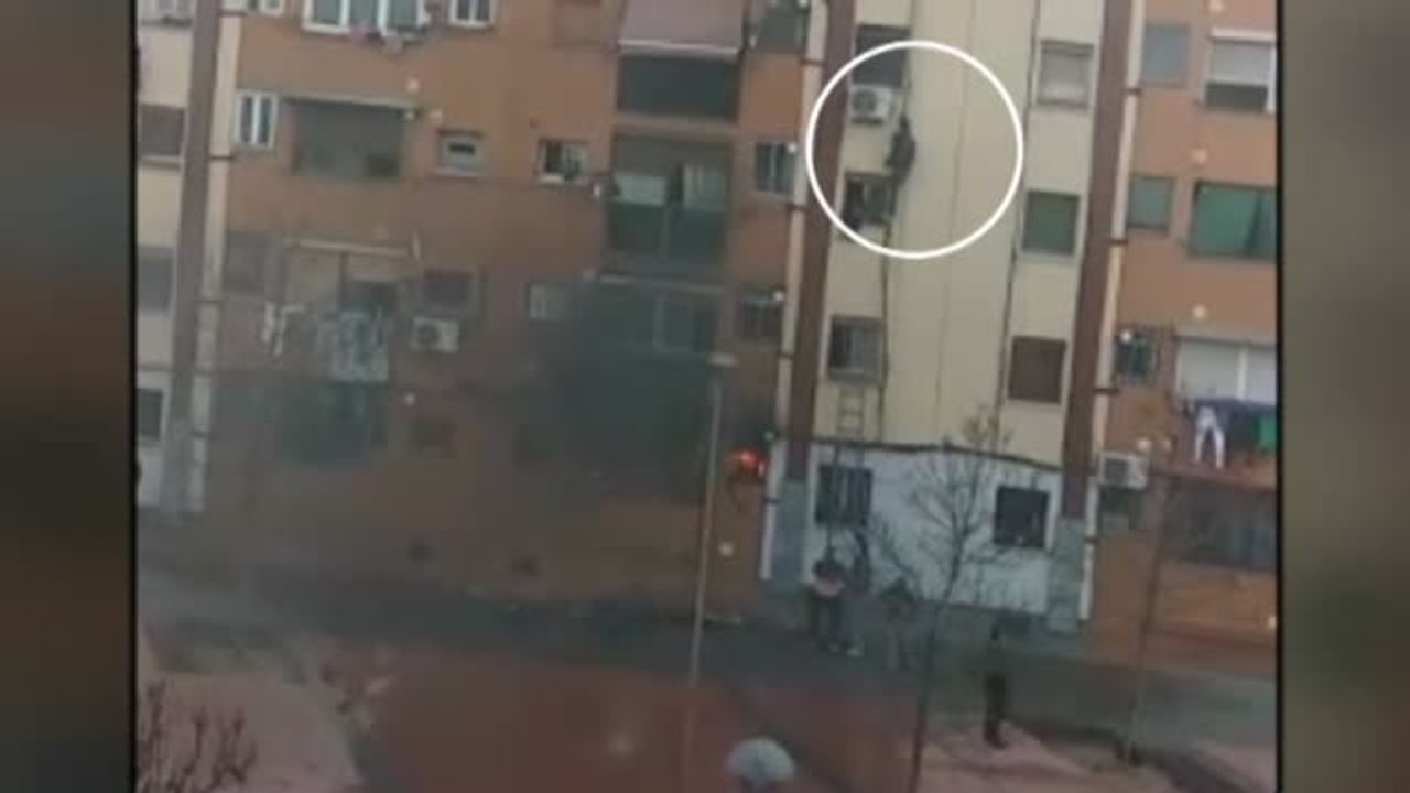 Los bomberos de Badalona denuncian falta de medios en el incendio que calcinó un edificio