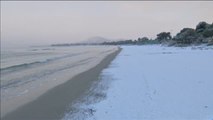 Las playas griegas amanecen cubiertas por la nieve