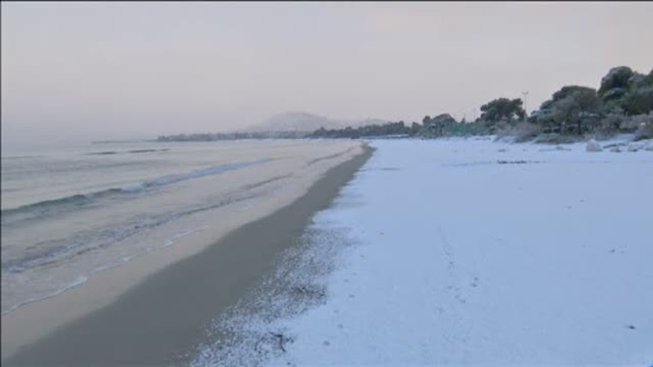 Las playas griegas amanecen cubiertas por la nieve