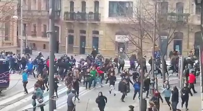 Los 'okupas' de Rozalejo se manifiestan frente al Parlamento de Navarra