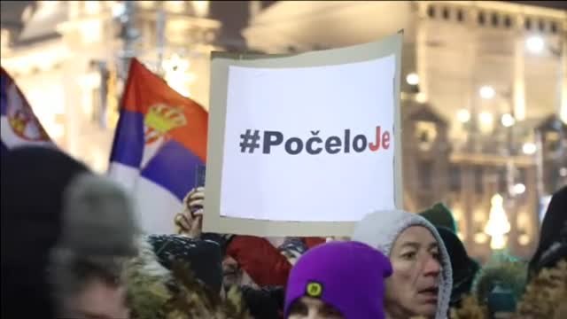 Miles de serbios protestan en Belgrado contra el presidente Aleksandar Vucic