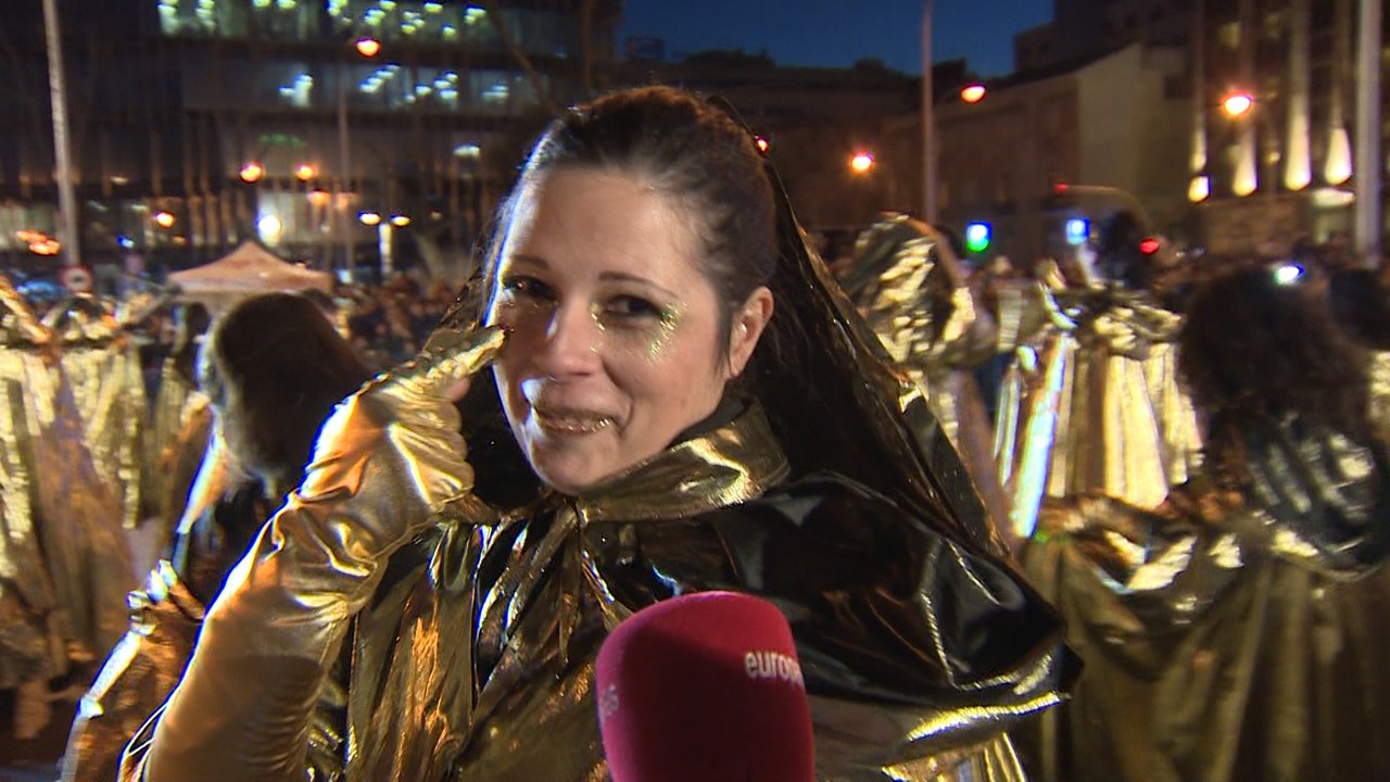 Reacciones de los ayudantes de los Reyes Magos y niños asistentes a la cabalgata