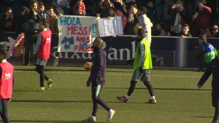 Niños y mayores asisten al entrenamiento del Barça