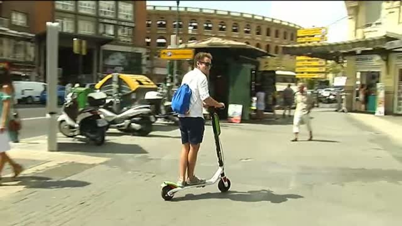 Los patinetes eléctricos no podrán circular por la acera en Valencia