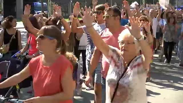Ambiente festivo y protestas simbólicas ante la Policía Nacional un día antes del aniversario del 1-O
